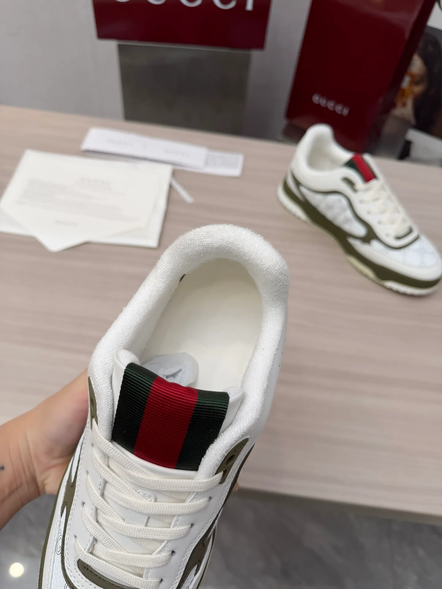 [G Home] P: 600💰 Couple size: Female 35-40. Male 39-44 (45 custom-made) 🆕2025.GUCC Gucci original order quality The latest popular high and low top aged couple sneakers series shipped original purchase development and production, this high and low top sneakers adopt a basketball-style silhouette design, cleverly integrated with hollow panels and distressed effects, showing unique ingenuity. The ingenuity incorporates brand logo details such as interlocking Double G styling accessories and Gucci lettering, a low-key tribute to the brand's design heritage. Exquisite packaging at the delivery counter 🛍📦 ▪️ Fabric: Original customized imported first-layer cowhide ▪️ Inner lining: Imported first-layer cowhide ▪️ Sole: Original molded two-color TPU sole ▪️ Sole thickness: 3cm